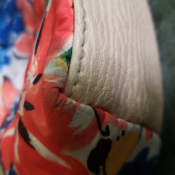 FLORAL SATIN LIKE, AND FAUX LEATHER CROSSBODY. - Picture 5 of 6